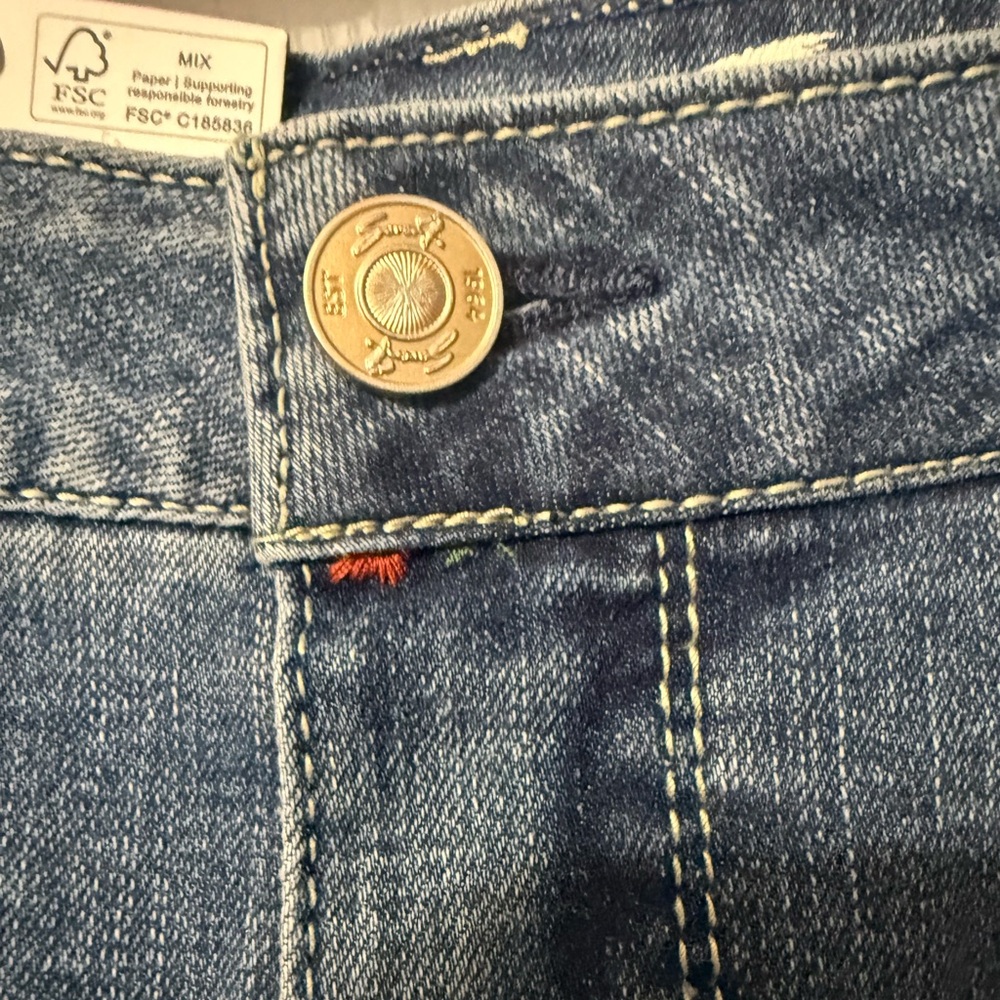 Seven7 NWT Weekend Jean Shorts with Embroidered Floral Design- 6- Retail:$59 - Picture 4 of 6